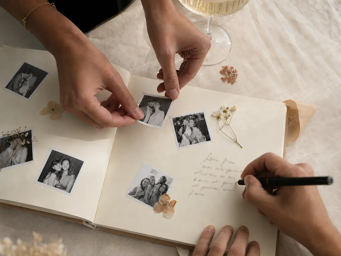Des invités collent leurs photos et écrivent un mot dans le livre d’or