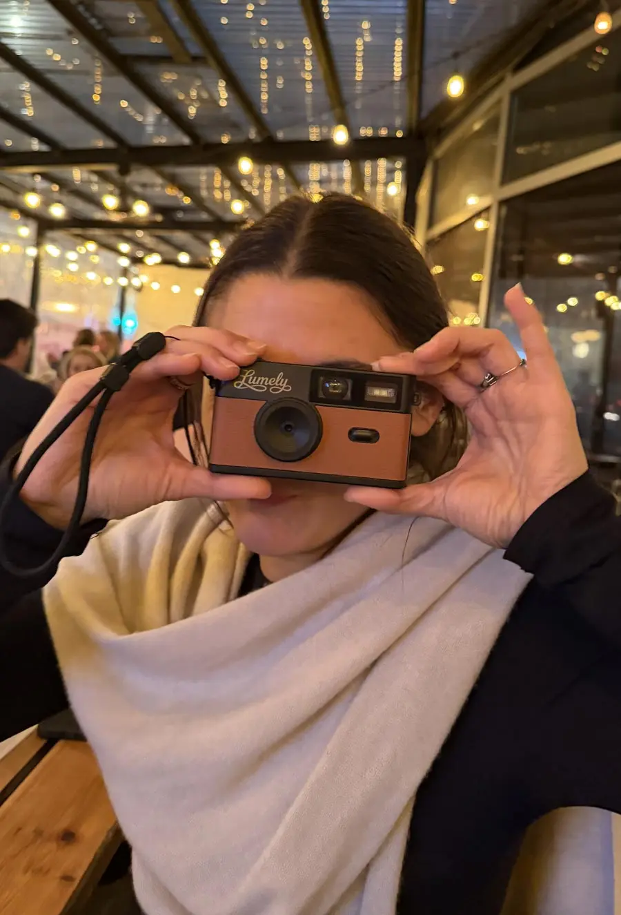 Une invitée photographie avec l’appareil Lumely Vintage