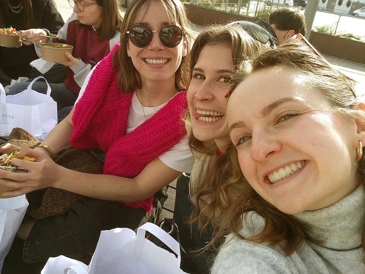 Trois amies sourient au soleil