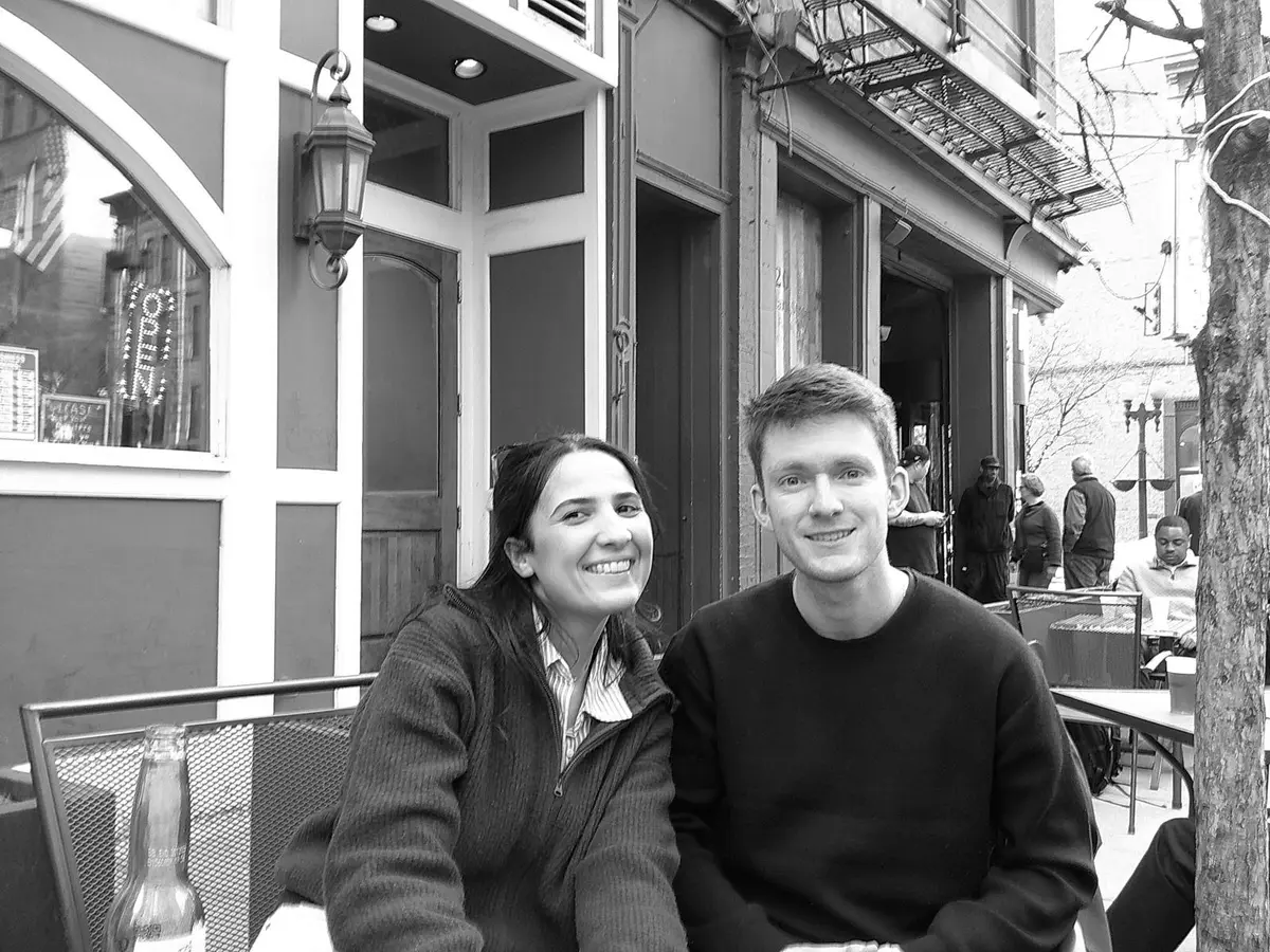 Portrait spontané en noir et blanc d’un couple à une terrasse